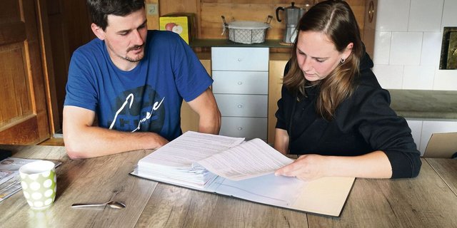 Den Pachtvertrag haben Silas und Cindy Wyss schon viele Male durchgeblättert.