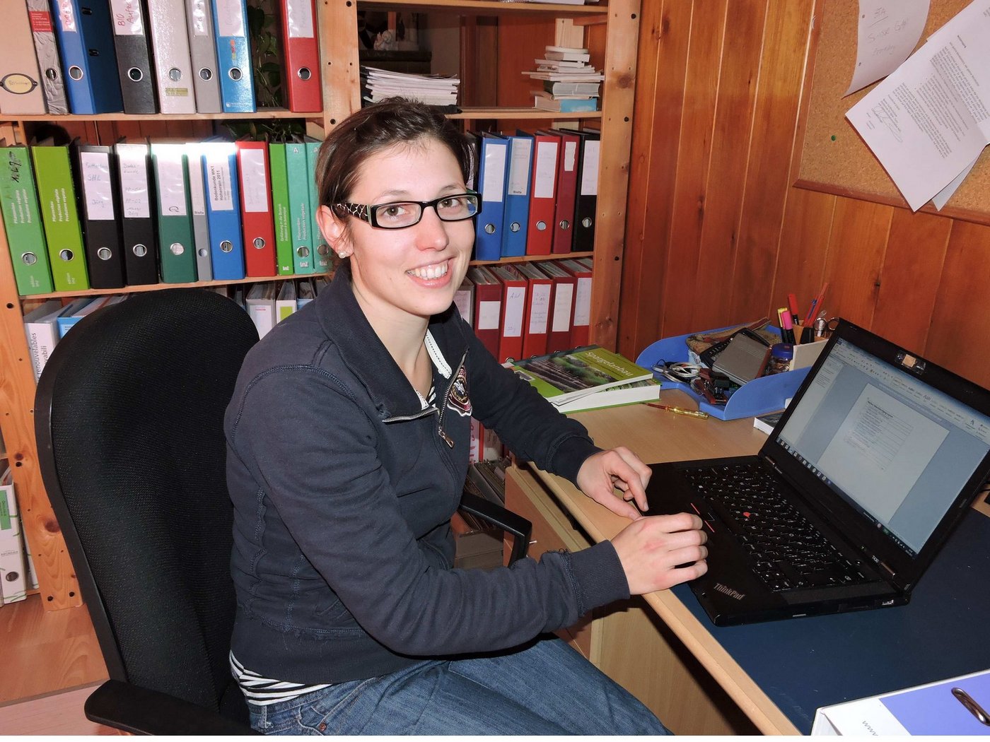 Regina Moser im Büro. Die Neuausrichtung des Pachtbetriebes hat einen Mehraufwand an administrativen Arbeiten zur Folge.  (Bild bh)