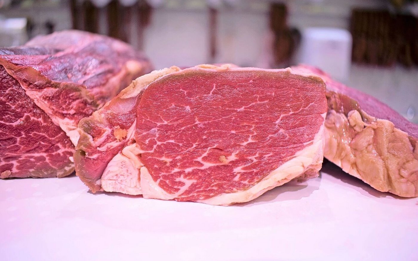 Im Kanton St. Gallen haben PFAS-Werte im Fleisch von Kühen, Rindern und Kälbern teilweise die neu geltenden Höchstwerte überschritten. Diese Fälle lancierten die PFAS-Debatte in der Schweiz. 