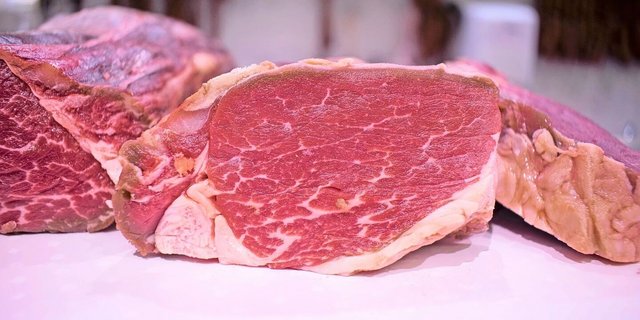 Im Kanton St. Gallen haben PFAS-Werte im Fleisch von Kühen, Rindern und Kälbern teilweise die neu geltenden Höchstwerte überschritten. Diese Fälle lancierten die PFAS-Debatte in der Schweiz. 