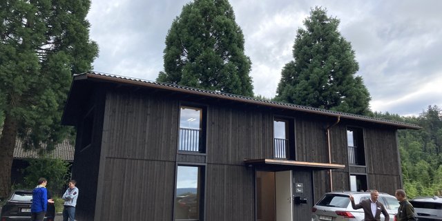 Das neue Gebäude des Forstreviers Heerenberg beherbergt Büros und Personalräume. Im Hintergrund sind die imposanten Mammutbäume zu sehen. (Bild Alexandra Stückelberger)