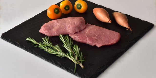 Die Gastronomie kauft aktuell kein Kalbfleisch. Dafür kauft der Detailhandel mehr, auch wird Kalbfleisch eingefroren. (Bild zvg)