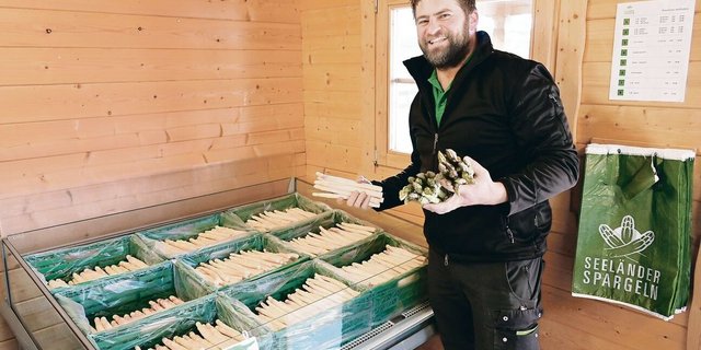 Matthias Moser, Worben BE, baut auf mehreren Hektaren Spargeln an. Unter anderem werden diese in Selbstbedienung auf dem Gelände des Seelandheims Worben verkauft.