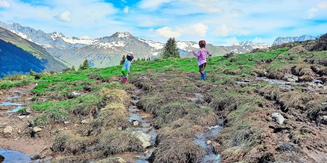 Zahlreiche Schmelzwasserbäche fliessen noch über die Weiden, sie sind das reinste Kinderparadies. Für Ronya und Cyrill gibt es viel zu entdecken.