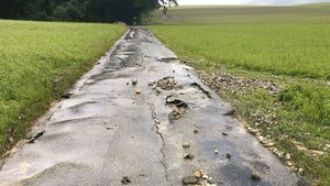 Fliesst in kurzer Ze Fliesst in kurzer Zeit viel Wasser ab, nehmen Felder und Strassen Schaden (hier im Kanton Bern). Für die Prävention braucht es Zusammenarbeit.