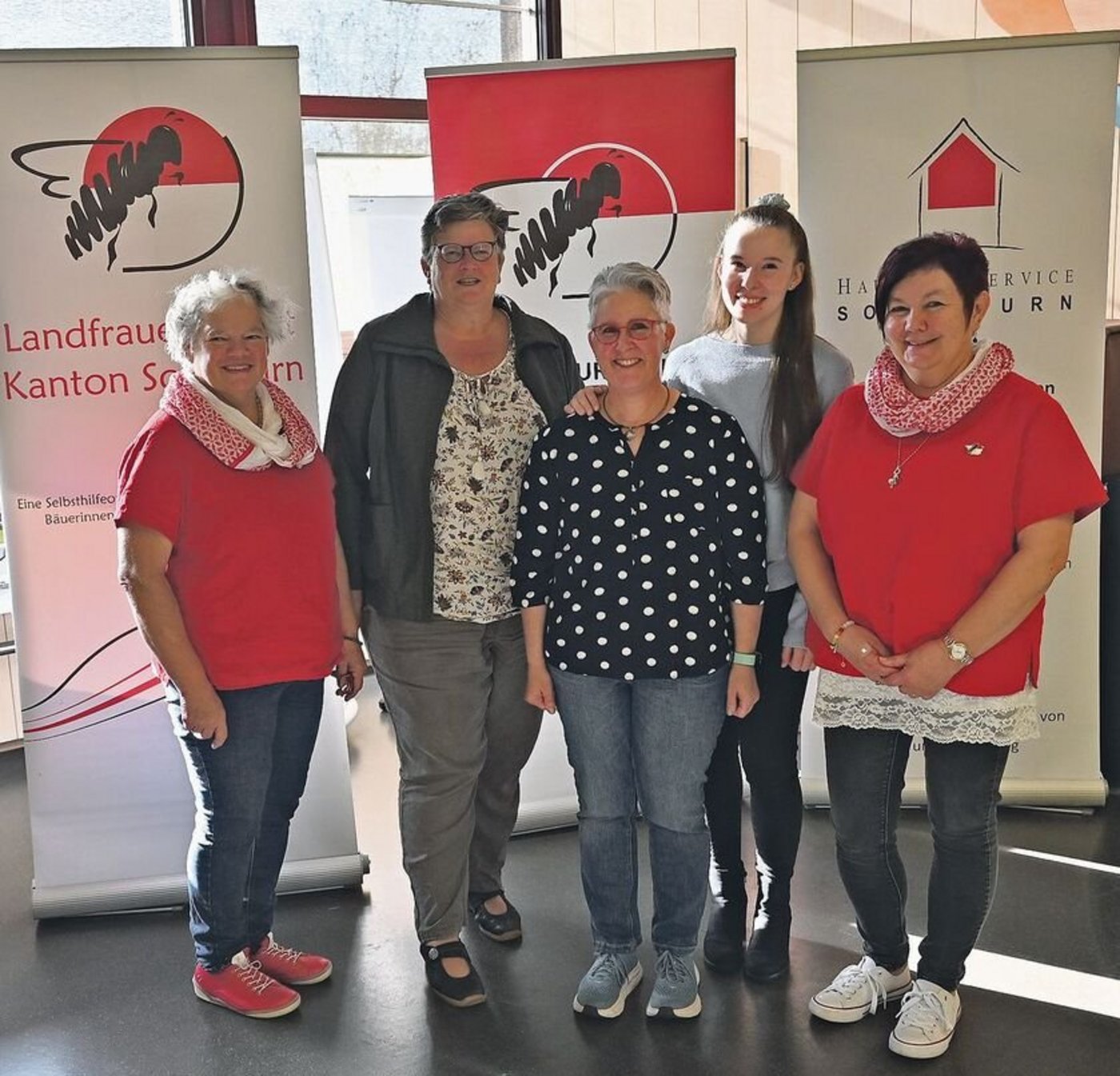 Die drei Frauen, umrahmt von den beiden Co-Präsidentinnen, teilten ihre packenden Erlebnisse zum Thema Aufbruch mit den Bäuerinnen und Landfrauen (v. l. n. r.): Ida Schaffter, Rita Hänggi, Beatrice Wagner, Jasmin Wagner und Sieglinde Jäggi.