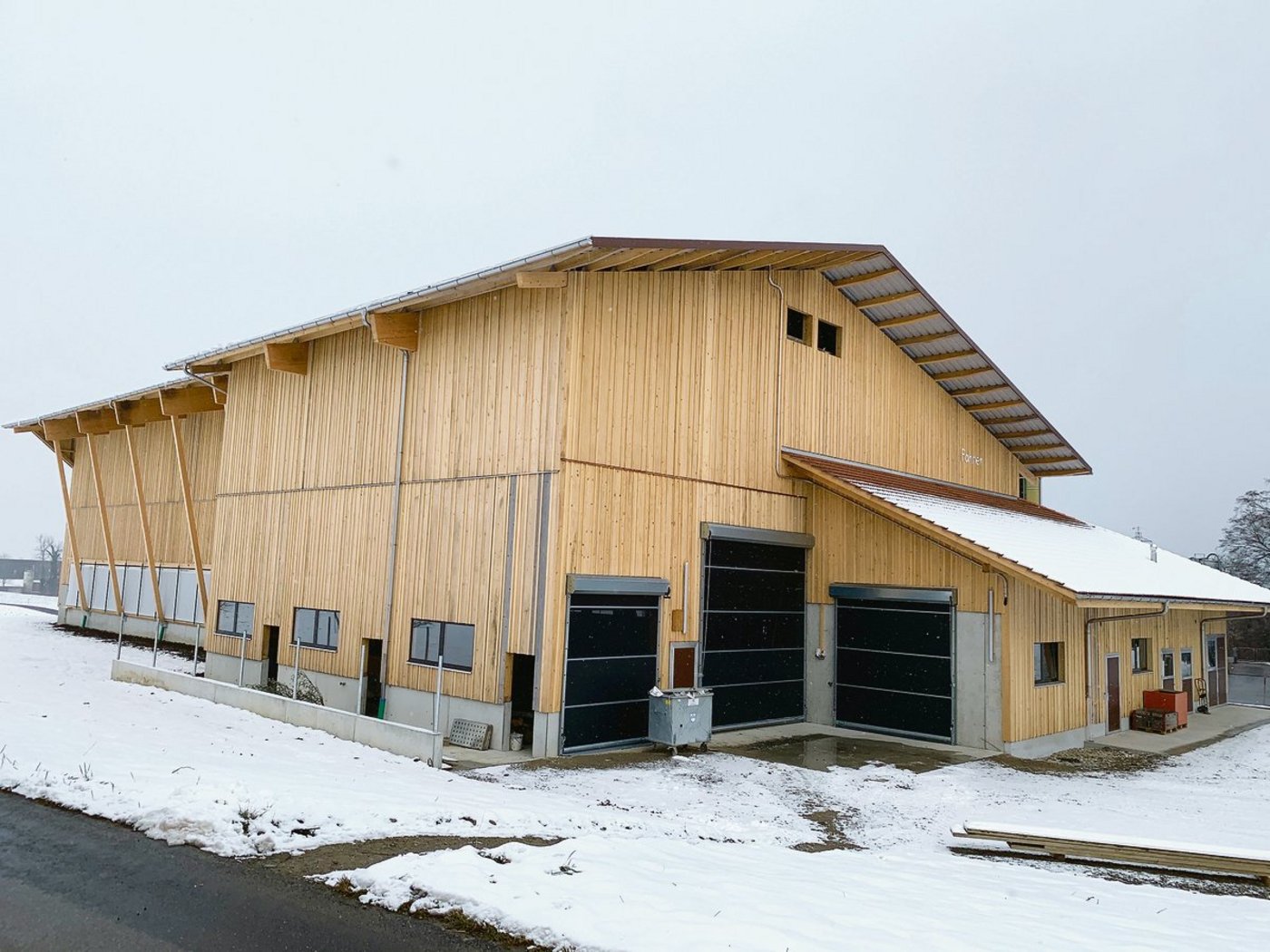 Aussenansicht der neuen grossen Scheune. (Bilder Josef Scherer)