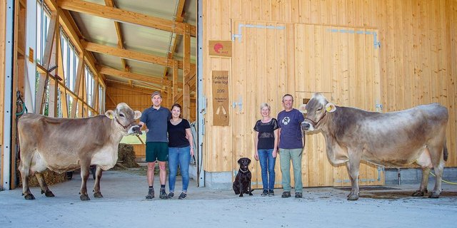 Zwei Generationen: Oliver, Marina, Annemarie und Willi Vogt (v. l. n. r.) mit den beiden 100 000er-Kühen Bria (links) und Berenice. Dazwischen die Hündin Pagira.