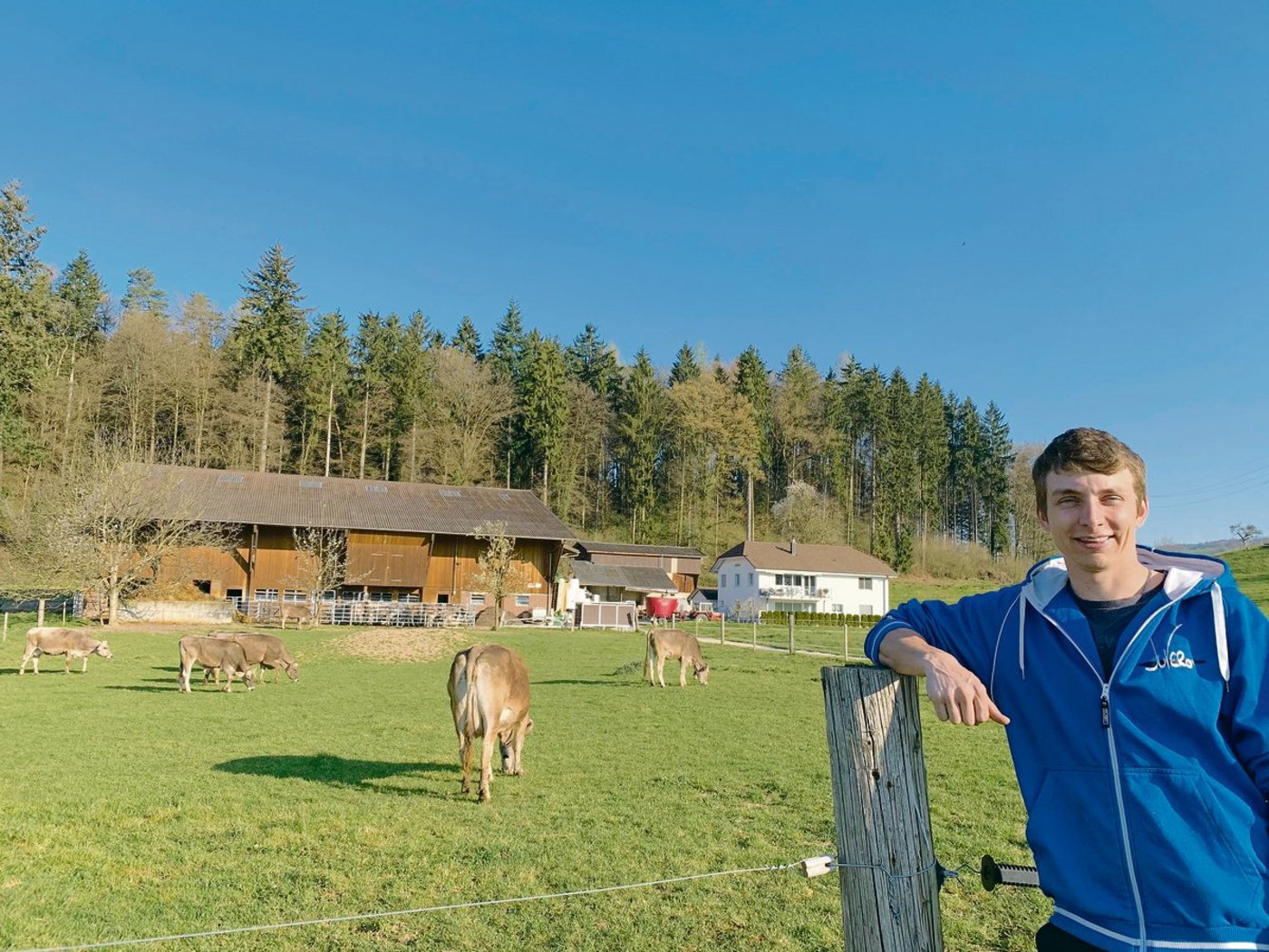 Alex Simmen vor der Scheune und dem Wohnhaus, wo auch der Verpächter wohnt. Auf die Betriebsleiterwohnung  wartet der Pächter aber noch heute. (Bild Josef Scherer)