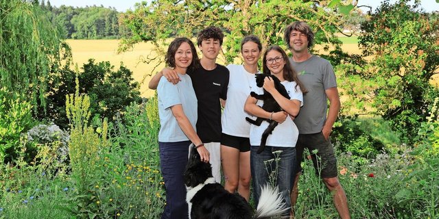 Die Familie Rutishauser: Urs (ganz links) seine Frau Simone (ganz rechts), ihre Kinder, Louis, Hannah und Marlene und Haustiere Milo (Hund) und Ninni (Katze). 