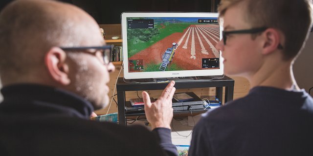 David Eppenberger diskutiert mit seinem Sohn über die Landwirtschaft dank dem Landwirtschafts-Simulator. (Bild Mareycke Frehner)