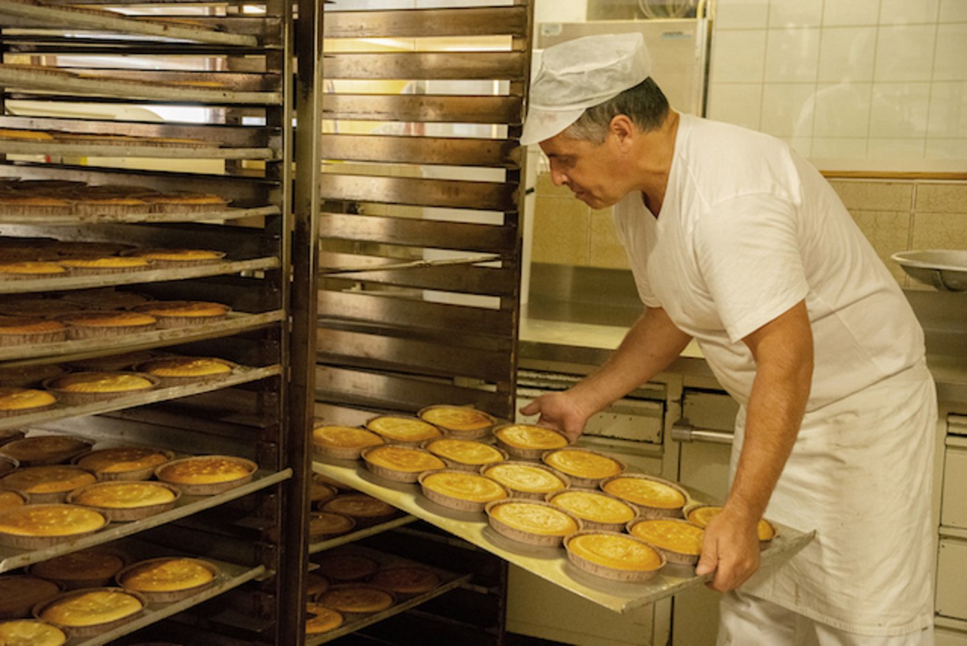 Gewinnerin des letzten Prix Montagne war die «Conditoria» in Sedrun GR. Dort werden die «wohl kleinsten Bündner Nusstorten der Welt» hergestellt. (Bild berghilfe.ch)