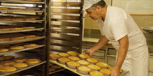 Gewinnerin des letzten Prix Montagne war die «Conditoria» in Sedrun GR. Dort werden die «wohl kleinsten Bündner Nusstorten der Welt» hergestellt. (Bild berghilfe.ch)