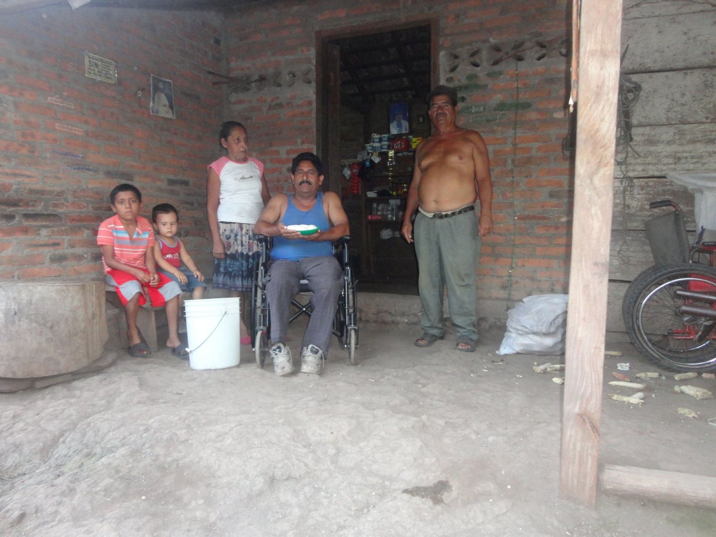 Alvaro vor seinem Haus. (Bild Mirka Lörtscher)