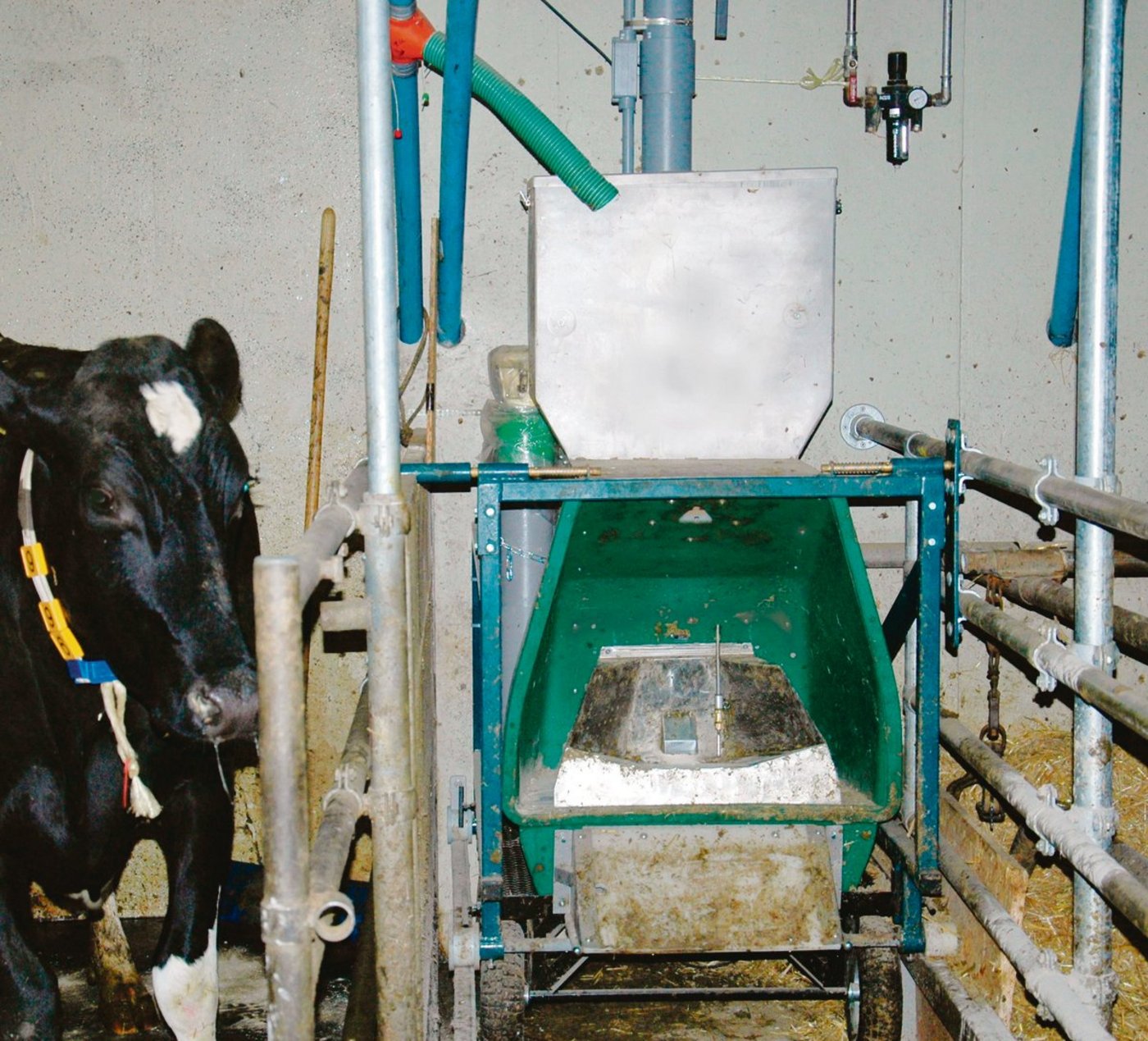 Agroscope hat den Futterzusatz von Lein- und Rapssamen auf die Reduktion der Methanemission bei Wiederkäuern untersucht.  Mit der mobilen Futterstation, dem GreenFeed-System, wurde der Ausstoss des Gases aus der Atemluft gemessen. (Bild zVg)