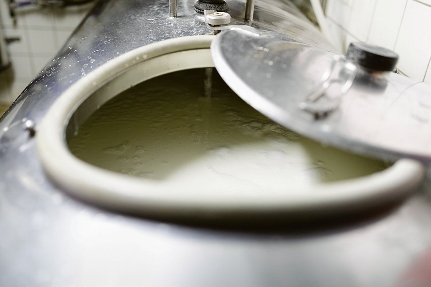 Das weisse Gold? Wenn nicht alles täuscht, nimmt die Wertschätzung für den Rohstoff Milch vielerorts derzeit zu. Bleibt zu hoffen, dass dies weiter positive Preiseffekte zur Folge hat.(Bild Keystone)