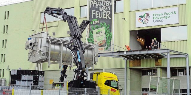 Migros Industries investiert über Fr. 85 Mio in die Kartoffelverarbeitung in Bischofszell. Hier wird ein neuer, riesiger Blancheur angeliefert und in einer Lagerhalle eingebaut.  