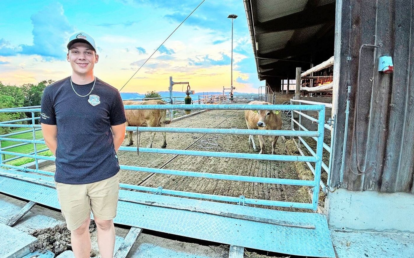 Sohn Marc ist Landwirt EFZ und arbeitet auf dem Hof. Am Puure-Höck betreute er den Posten beim Mutterkuhstall.