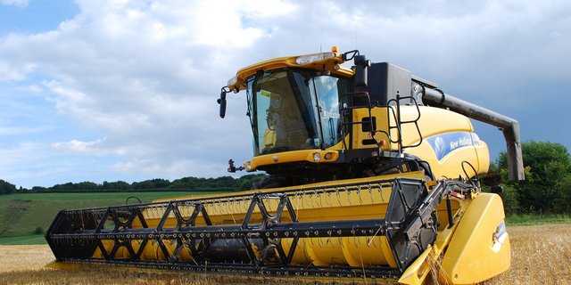 Es ist noch ungeklärt, wieso der Landwirt unter das Rad geriet. (Bild von Greg Larcombe auf Pixabay)