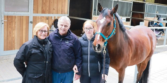 Agnes und Marcel Suter mit Tochter Lara betreuen rund 30 Pferde. Ihr Betrieb wurde von der Landwirtschaftszone in eine Pferdehaltungszone umgeteilt. (Bild Ruth Aerni)