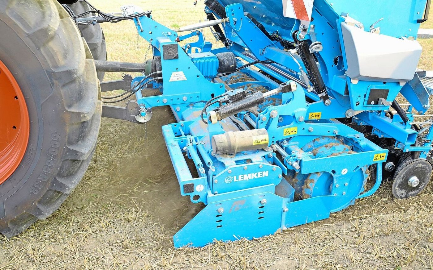 8 cm tief wird der Boden hier von der Lemken-Kreiselegge bearbeitet. Jede Schar der Saphir 9 ist mit einer Andruckrolle zur Rückverfestigung versehen.