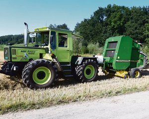 Oldtimer der Woche: Der MB Trac ist ein knallgrüner Kraftprotz Der MB Trac von Familie Bichsel aus Rotkreuz wird noch immer täglich bei der Arbeit eingesetzt.(Bild Sven Bichsel)