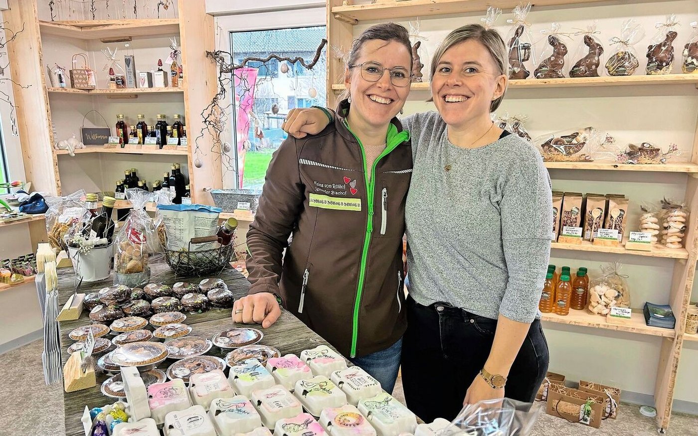 Die Zwillingsschwestern Jennifer Bischof und Vanessa Eisenhut packen so viel wie möglich gemeinsam an. Das funktioniert mit der Backstube und im Hofladen erst recht.