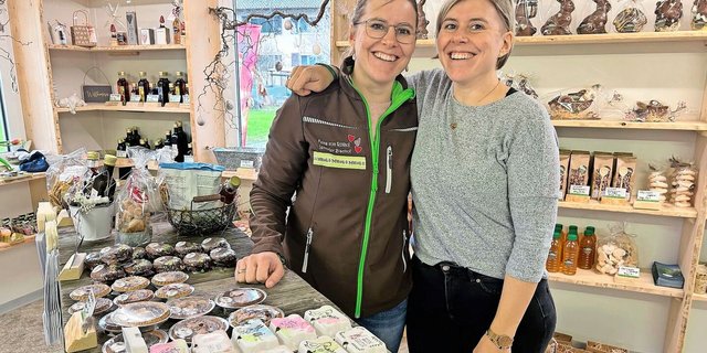 Die Zwillingsschwestern Jennifer Bischof und Vanessa Eisenhut packen so viel wie möglich gemeinsam an. Das funktioniert mit der Backstube und im Hofladen erst recht.