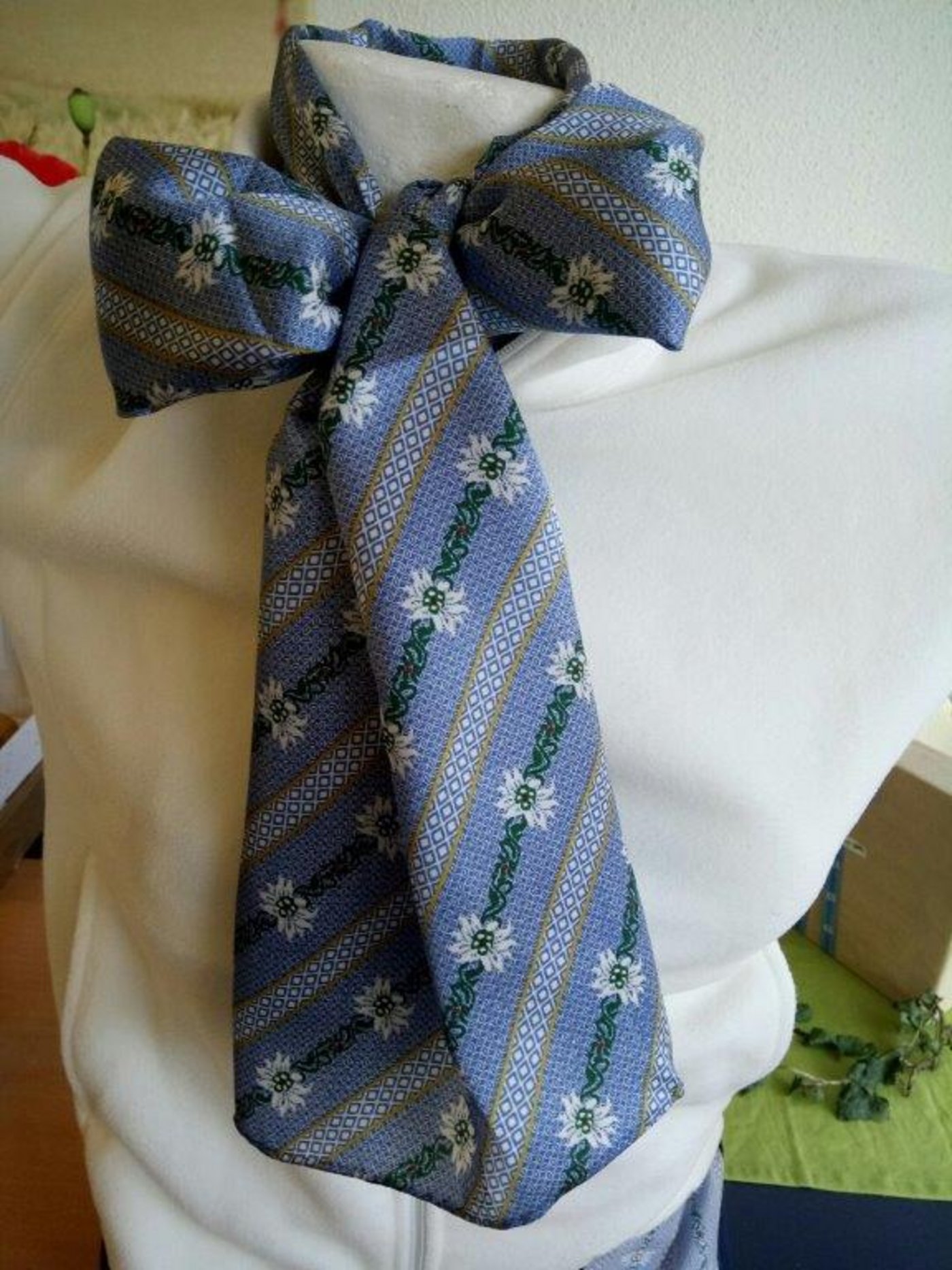 Der Edelweiss-Seidenschal ist für 35 Franken erhältlich. (Bild lid)