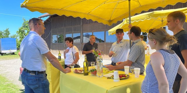 Der St. Galler Bauernverband mit Präsident Peter Nüesch (links aussen) feierte auf dem Betrieb der Famlie Sager in Lömmenschwil. (Bild Bettina Signer)