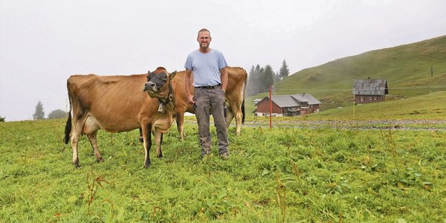  Othmar Schelbert konnte zur Freude seiner Kühe in den vergangenen Jahren den Grasbestand auf der Alp verbessern 