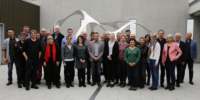 Die Schweizer Agrarjournalisten vor der Skulptur des Künstlers Ralf Fitze, welche die Gitterstruktur des Weizenproteingefüges symbolisiert. (Bild lid)
