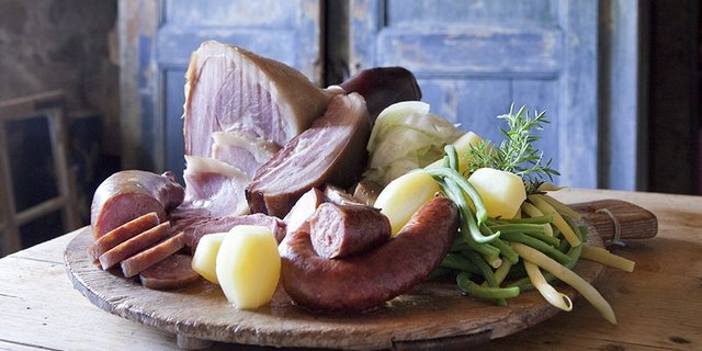 Zum Herbst gehört in Freiburg die Kilbi, und mit ihr traditionelle Speisen aus Kohl oder Beinschinken und Büschelibirnen. (Bild Elise Heuberger)