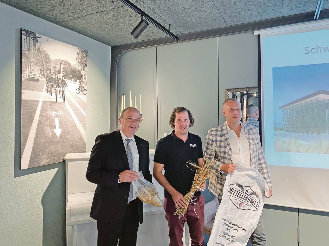 Landammann Markus Dieth, Dominik Füglistaller von der IG Mittellandmalz und Christoph Nyfeler, Inhaber der Schweizer Mälzerei AG, (v. l. n. r.) freuen sich auf hundertprozentiges Schweizer Bier.(Bild lja)