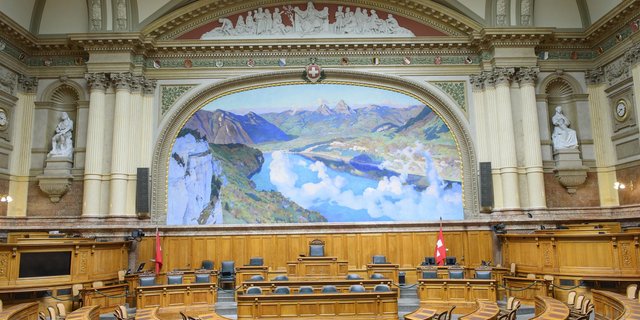 Der Absenkpfad Pestizide (oder die Parlamentarische Initiative (PI) «Das Risiko beim Einsatz von Pestiziden reduzieren») ist zwar kein indirekter Gegenvorschlag zu den Pflanzenschutz-Initiativen, soll ihnen aber den Wind aus den Segeln nehmen. (Bild Parlamentsdienste, 3003 Bern)