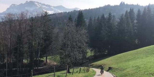 Der jodelnde Bauernsohn fährt jeden Tag von Obernau nach Kriens. (Bild Screenshot 20 Minuten)