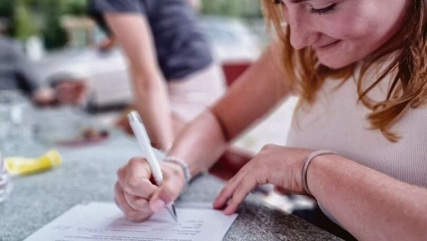 Bei der Vertragsunterzeichnung: Milla hat mit der Unterstützung ihrer Mutter und ihres Grossvaters ein Pferd gekauft. 