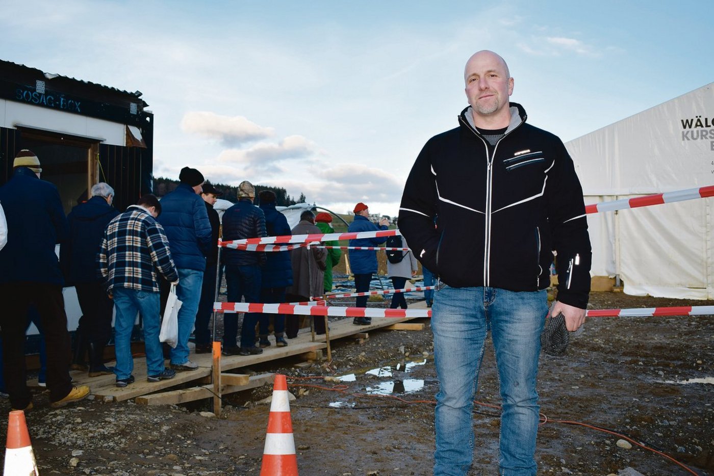 Gemischte Gefühle bei Hans Ulrich Steinmann. Beim Bau seines Kuhstalls ist er auf eine Siedlung aus der Bronzezeit gestossen. Am Freitag vergangeer Woche lockte die Besichtigung viele Besucher an. (Bild Daniela Joder)