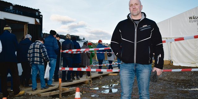 Gemischte Gefühle bei Hans Ulrich Steinmann. Beim Bau seines Kuhstalls ist er auf eine Siedlung aus der Bronzezeit gestossen. Am Freitag vergangeer Woche lockte die Besichtigung viele Besucher an. (Bild Daniela Joder)