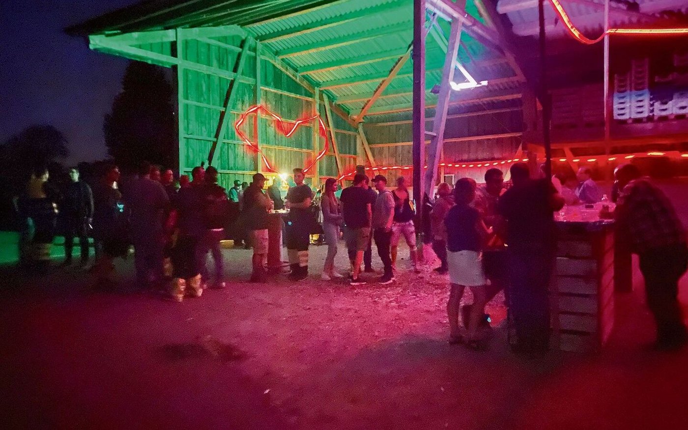 Das grosse Herz in der Partyscheune ist hoffentlich nicht das einzige, welches an dem Abend leuchtet.