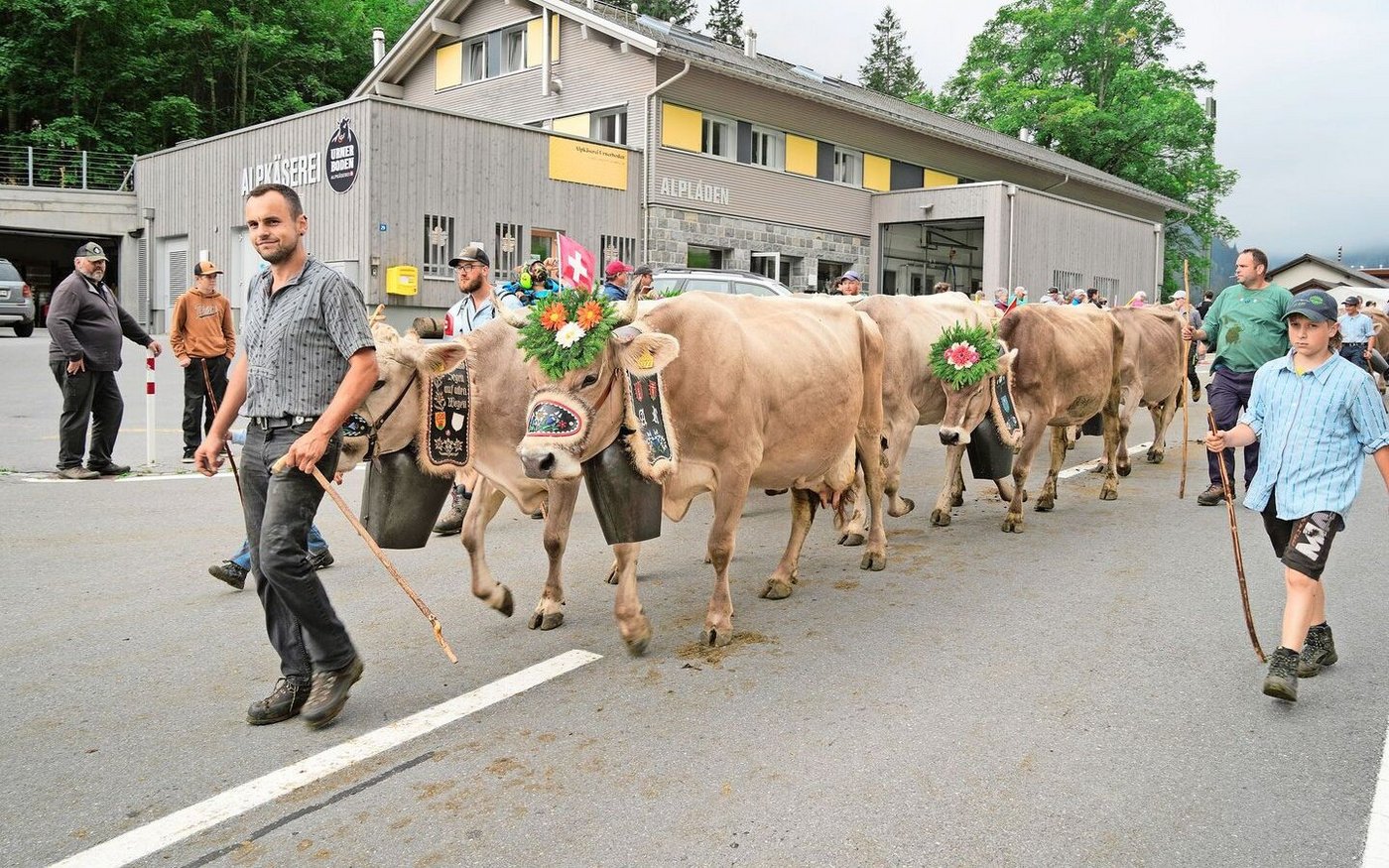 Die Sennten mit den geschmückten Kühen vor der Alpkäserei Urnerboden.