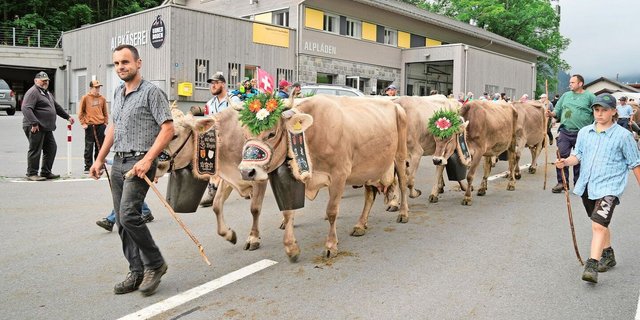 Die Sennten mit den geschmückten Kühen vor der Alpkäserei Urnerboden.