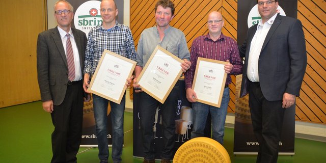 Die Gewinner der Qualität 2017: v.l. Martin Flüeler, Käserei Flüeler, Alpnach; Andreas Gut, Alp Chüeneren, Wiesenberg; Anton Mehr, Käserei Rotmoos, Rengg; flankiert von Präsident Peter Hegglin und Geschäftsführer Stefan Heller (r.).  (Bilder Josef Scherer)