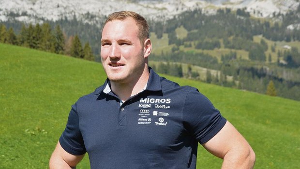 Müde aber recht entspannt: Schwingerkönig Joel Wicki in Sörenberg mit der Schrattenfluh im Hintergrund.