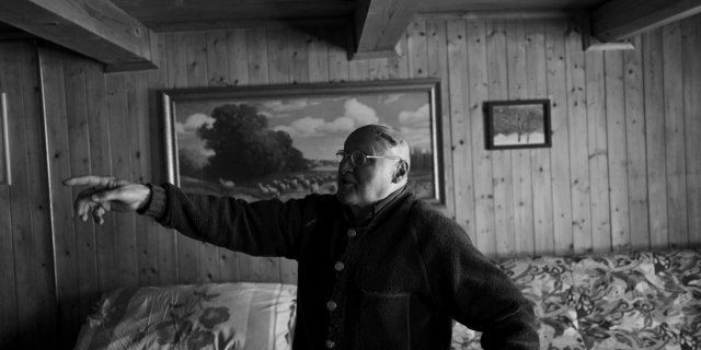 Tief im Schatten eines riesigen Bauernhauses, umgeben von Geschichten und Leben, Monate bevor alles endete. (Bild Pinaki)