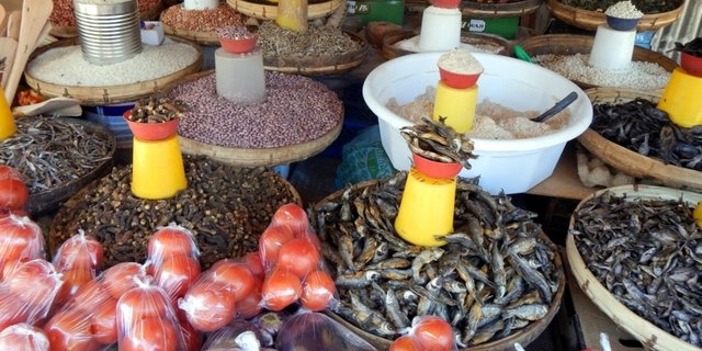 Auslage auf einem Lebensmittelmarkt in Lusaka. Erste Reihe hinter den Tomaten, von links nach rechts: „Kapenta“ (kleine, getrocknete Fische) , „Finkubala“ (Mopane-Raupen), „Mintesa“ (kleine, getrocknete Fische), „Mulonge“ (kleine, getrocknete Fische). (Bild Cornelius Köhler)
