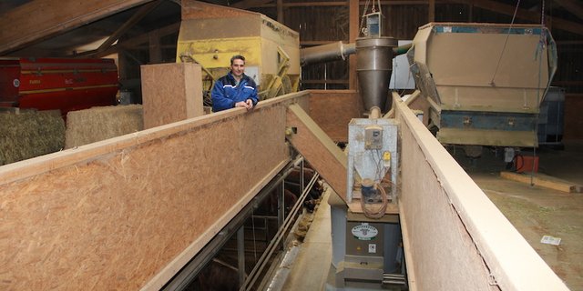 Auf der Heubühne von Thomas Isler stehen drei alte Futtermischwagen, mit denen die Einzelkomponenten dem Futtermixer zudosiert werden. (Bilder Sebastian Hagenbuch)