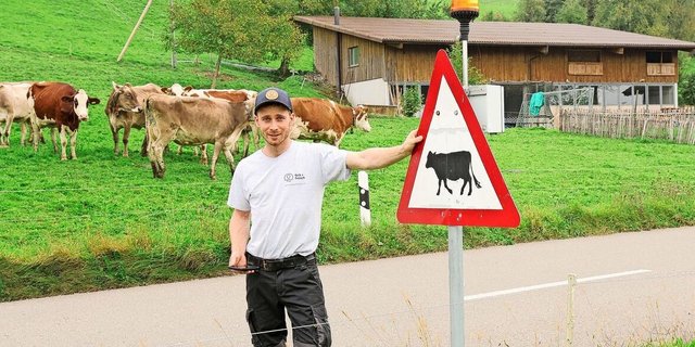 An dieser Strasse fing alles an: Damit die Kühe sicher auf die andere Seite gelangen, baute Andreas Pfister ein ferngesteuertes Drehlicht inklusive App.