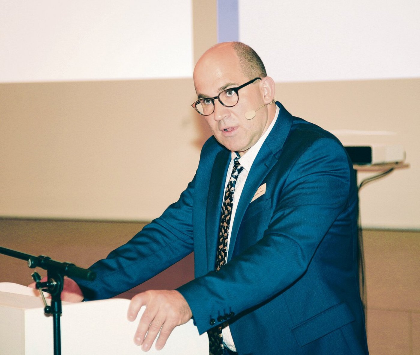 Hans Aschwanden an der Delegiertenversammlung von Fromarte. Der Präsident will die Rolle seines Verbandes innerhalb der Branchenorganisation Milch diskutieren und klären.(Bild Heinz Abegglen)