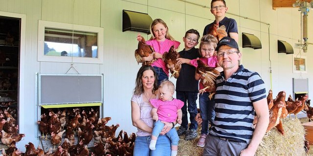 Patrizia und Christian Bamert-Weishaupt mit ihren Kindern Jonas, Angelika, Reto, Lilian und Andreina, umgeben von ihren Legehennen. Neben Hühnern halten sie auch Rinder und Milchkühe. 